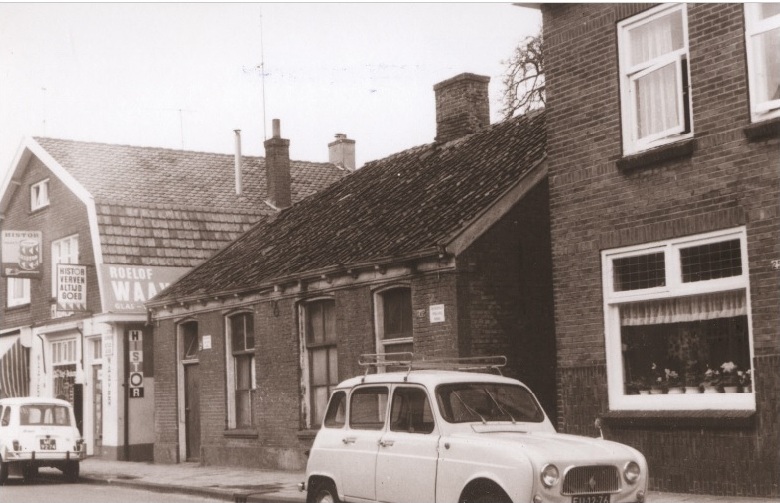 Lipperkerkstraat 245-247-249 woningen en 245 verfwinkel Waayer Glas-Verf-Behang 1967.jpg