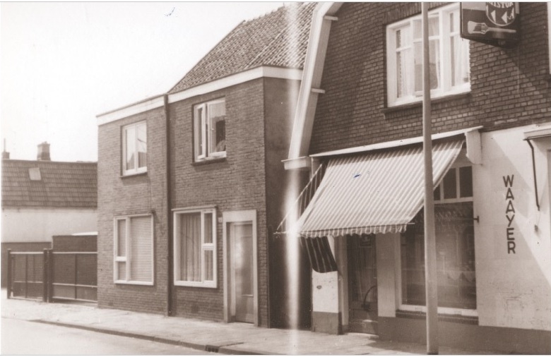 Lipperkerkstraat 243-245 verfwinkel Waayer Glas-Verf-Behang 1967.jpg