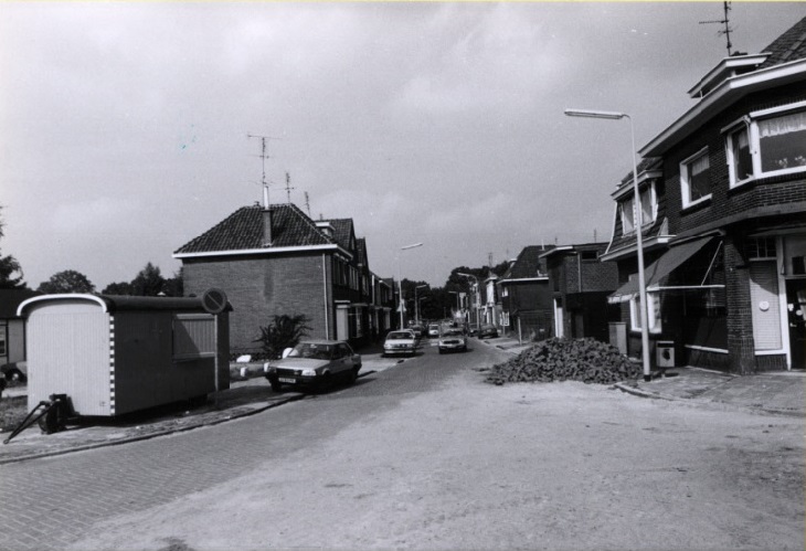 Lipperkerkstraat 291 hoek Oostveenweg 39 Kruispunt Lipperkerkstraat in noordelijke richting met bakker Silderhuis 13-9-1984.jpg
