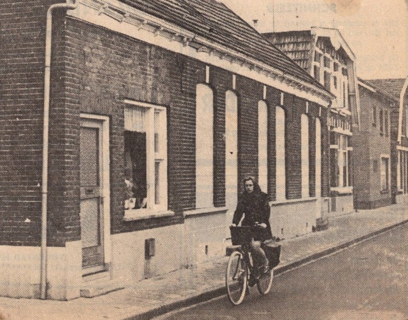 Lipperkerkstraat 298 en 300-306  afdakswoningen eigenaar H.J.H Dove 8-11-1972.jpg