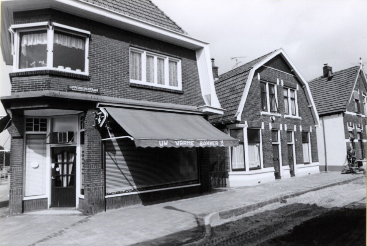 Lipperkerkstraat 291-293-295 Hoek Oostveenweg 39 met 291 bakker Silderhuis 13-9-1984.jpg