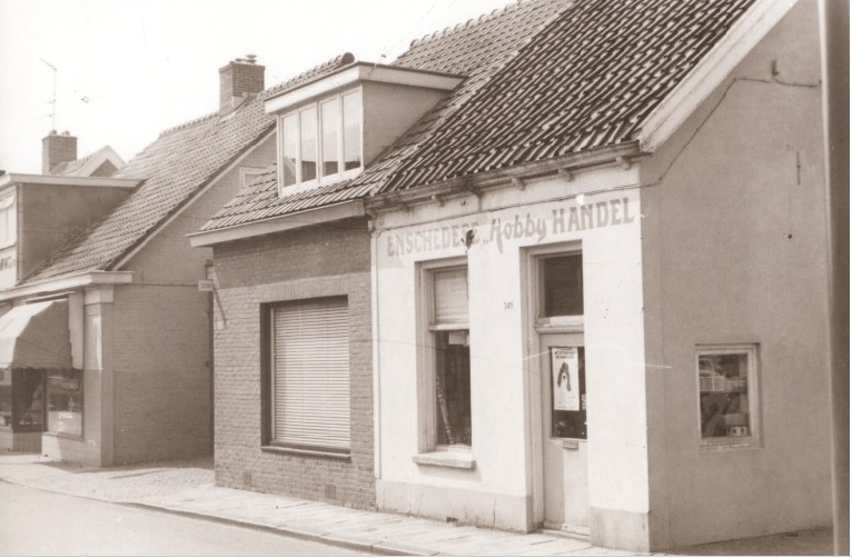 Lipperkerkstraat 347-349 woningen en winkel Enschedese Hobby Handel 1967.jpg