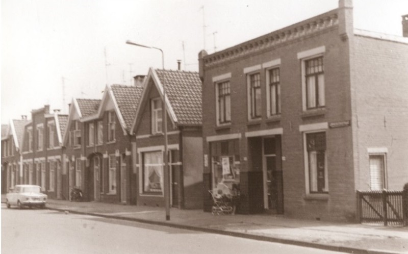 Lipperkerkstraat 348-350 slagerij van Ulzen en 352-356 woningen 1967.jpg