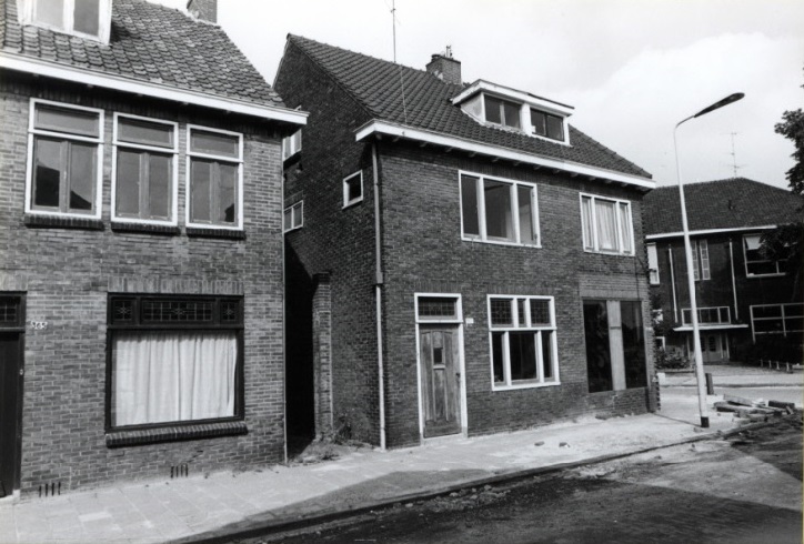 Lipperkerkstraat 365-367 Hoek Lage Bothofstraat 13-9-1984.jpg