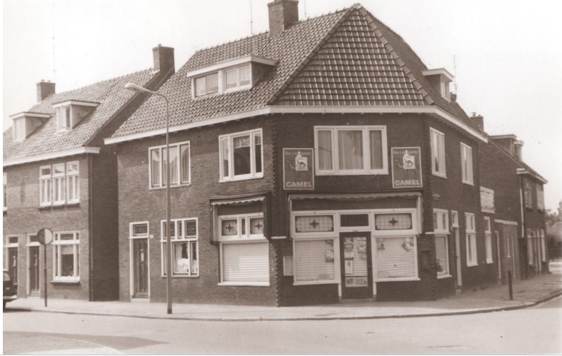 Lipperkerkstraat 367 woningen en hoekpand winkel in rookwaren 1967.jpg