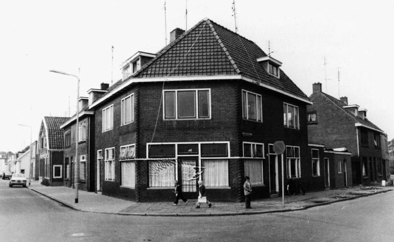 Lipperkerkstraat 367 met rechts de Lage Bothofstraat. vroeger winkel Pol groente en fruit.jpg