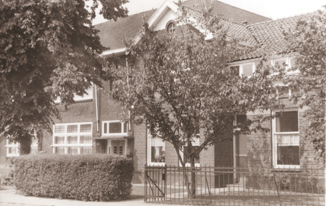 Lipperkerkstraat 371 hoek Lage Bothofstraat 341 Lipperkerkschool met onderwjizerswoning 1967.jpeg