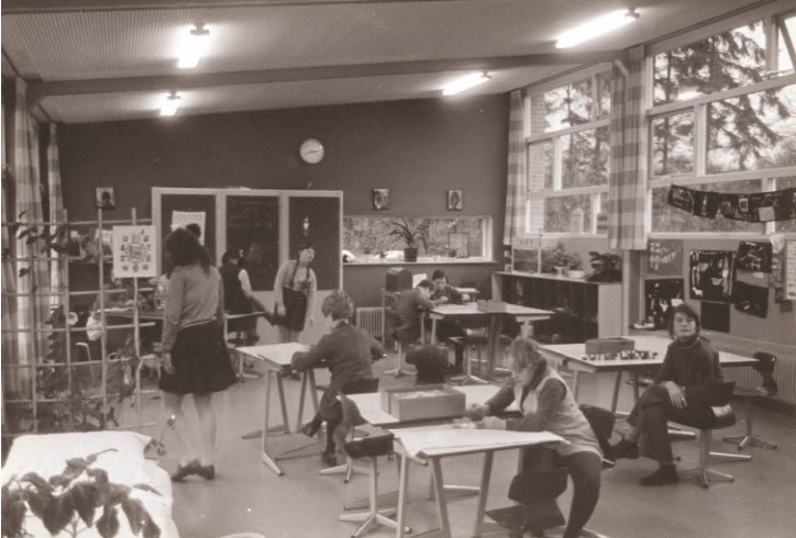 Keppelerdijk 2 Glanerbrug Dr. D. Herderscheeschool klaslokaal met kinderen. 1975.jpg