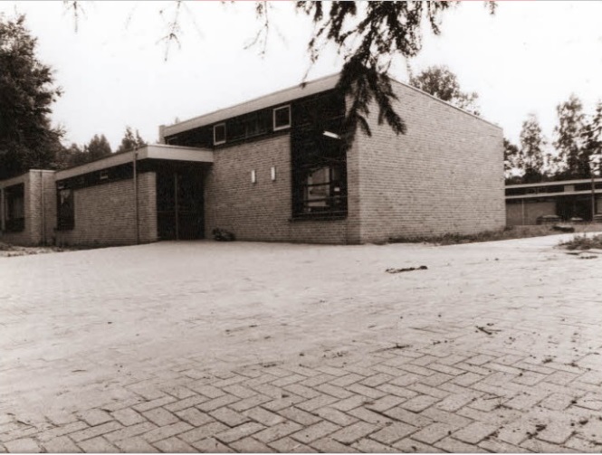 Keppelerdijk 2 Glanerbrug Dr. D. Herderscheeschool na uitbreiding met nieuwe lokalen. 1978 (2).jpg