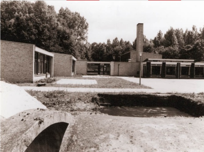 Keppelerdijk 2 Glanerbrug Dr. D. Herderscheeschool na uitbreiding met nieuwe lokalen. 1978 ..jpg