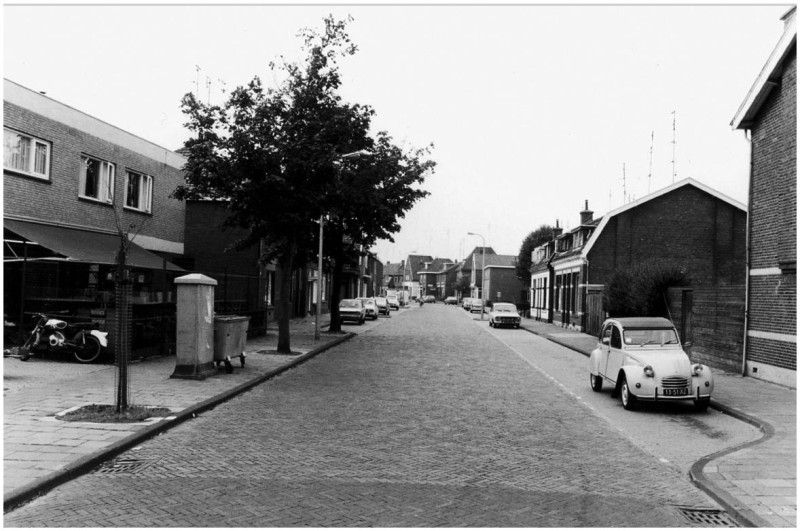 Lipperkerkstraat 535-541 rechts vanaf Noord Esmarkerrondweg. lelijke eend.jpg