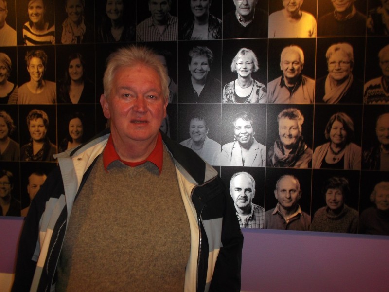 Haaksbergerstraat MST open dag 15-3-2014 forumlid Joop bij zijn portret in de galerij 0 tm 100 jaar in ziekenhuishal.JPG