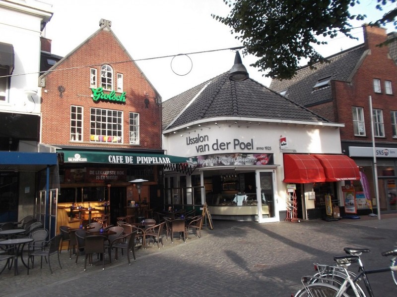 Oude Markt De Pimpelaar en IJssalon van der Poel.JPG