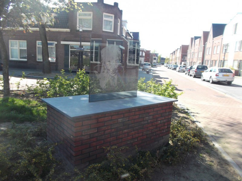 Aldenkampplantsoen hoek Rozenstraat monument.JPG