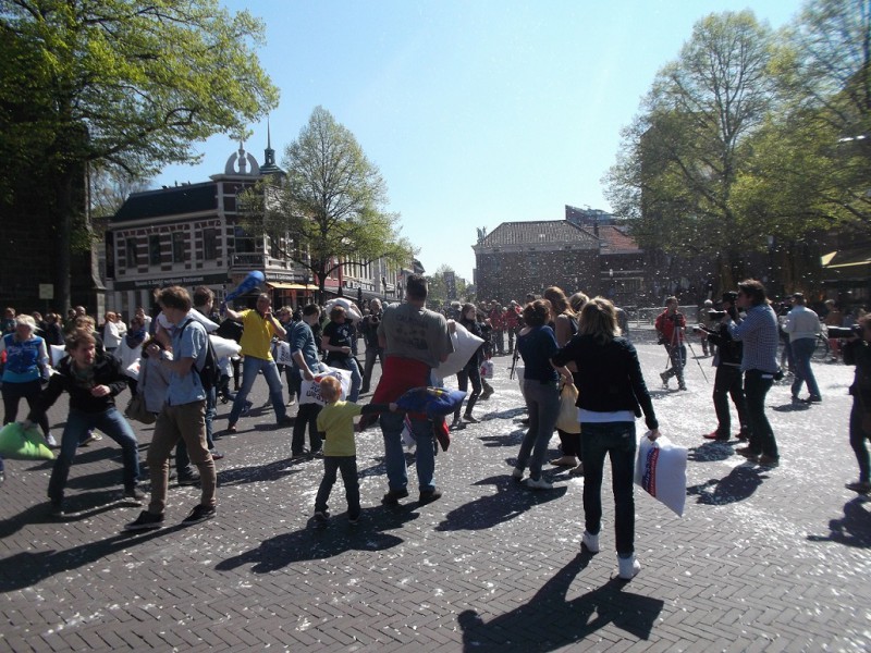 Oude Markt kussengevecht 19-4-2014 (7).JPG