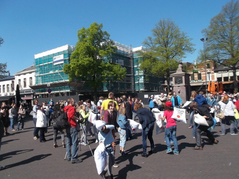 Oude Markt kussengevecht 19-4-2014 (4).JPG