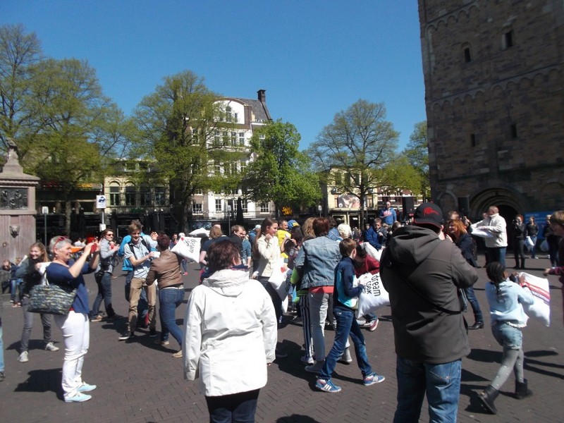 Oude Markt kussengevecht 19-4-2014 (3).JPG