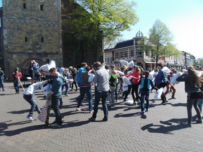 Oude Markt kussengevecht 19-4-2014.JPG