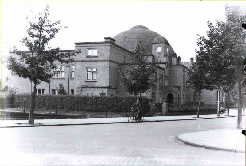 Prinsestraat 1930 Hoek Emmastraat met zijaanzicht Synagoge.jpg
