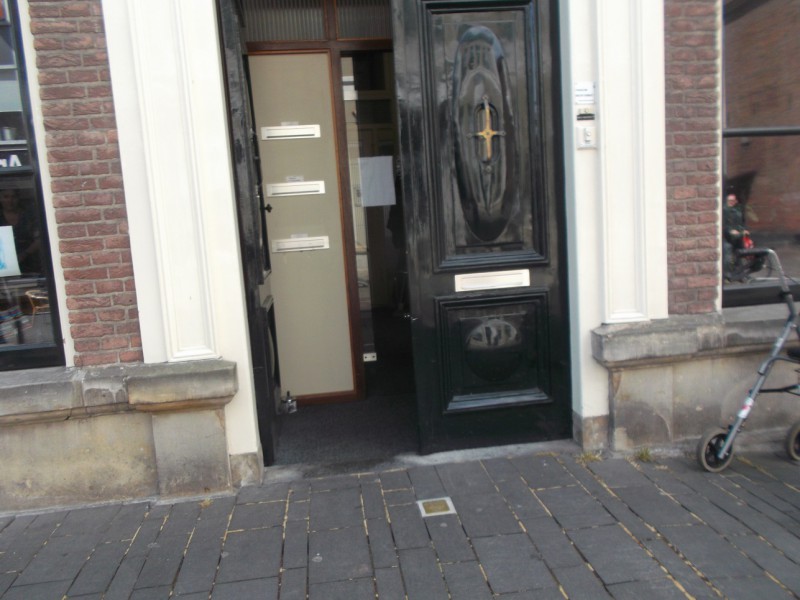 Langestraat 51 stolperstein bij voordeur citypastorie.JPG