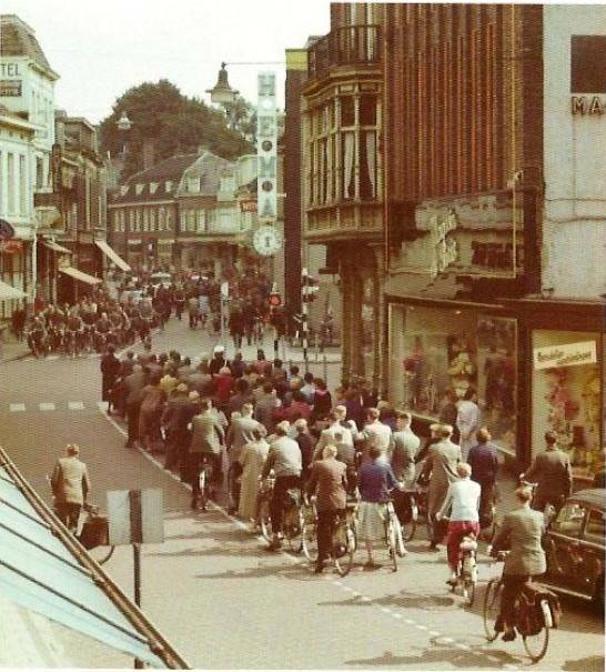 Langestraat kruispunt De Klomp begin 1960 Magasin de Paris.jpg