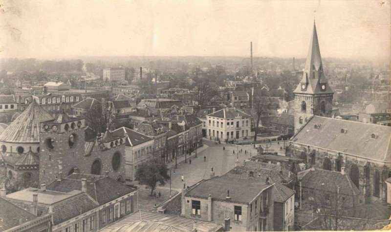 Markt vanuit stadhuistoren met links Jacobuskerk Villa Cromhoff).jpg