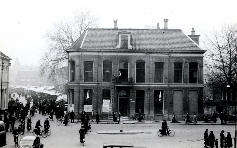 Langestraat hoek Van Loenshof met markt en op de achtergrond het Windbrugplein. Het Janninkhuis 1935.jpg