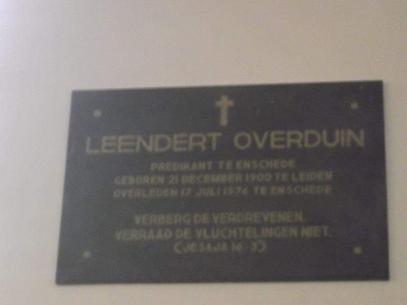 Oude Markt interieur Grote Kerk plaquette Ds. Overduin.JPG