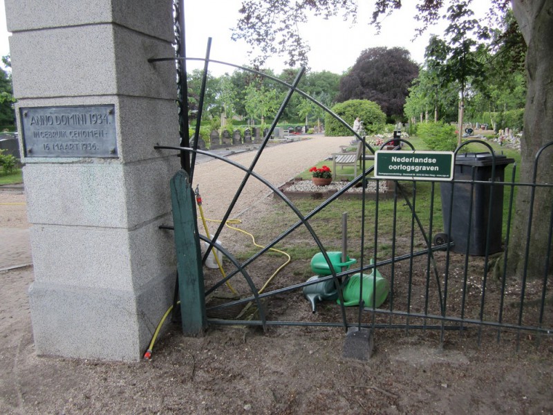 Usselo Haaksbergerstraat oorlogsgraven Hervormde begraafplaats.JPG