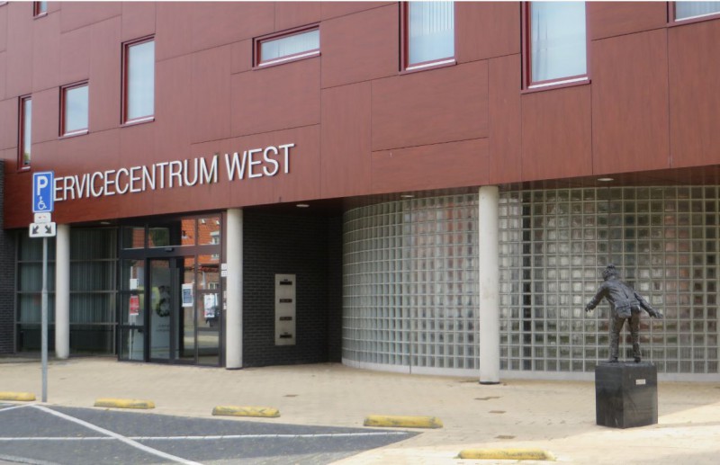 Servicecentrum West met beeldje aan de B.W. ter Kuilestraat (7a).JPG