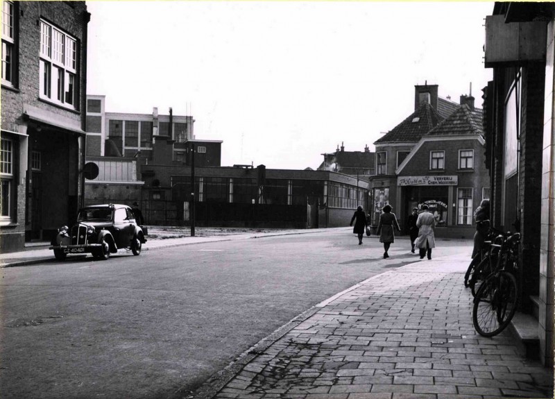 Kalanderstraat gezien in zuidelijke richting.Links deel Menko textielfabriek, rechts Wasserij Ververij Swart. 1950.jpg