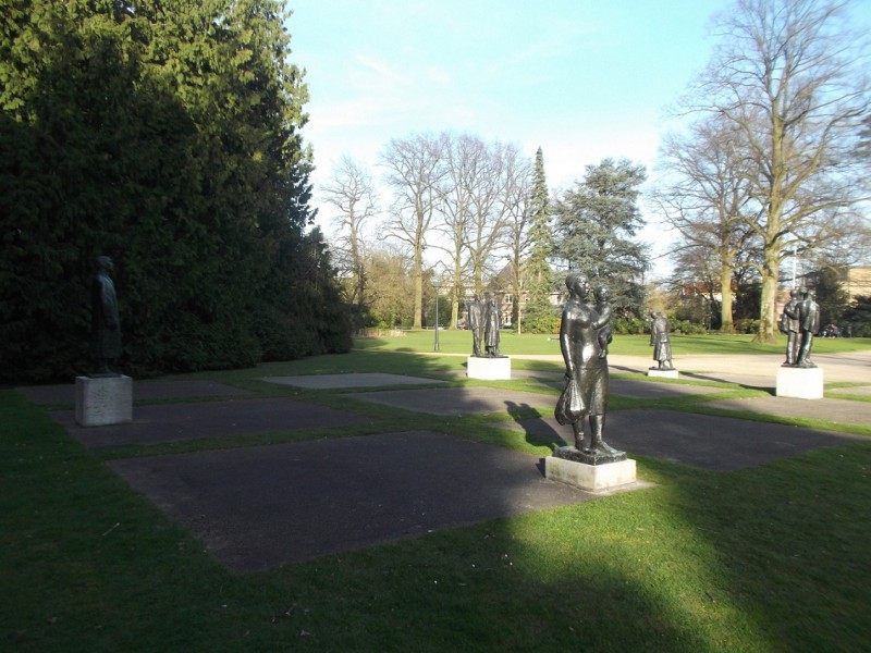 Volkspark Oorlogsmonument beeldengroep Mari Andriessen (3).JPG