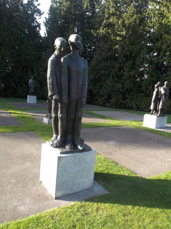 Volkspark Oorlogsmonument beeldengroep Mari Andriessen Concentratiekampmannen.JPG