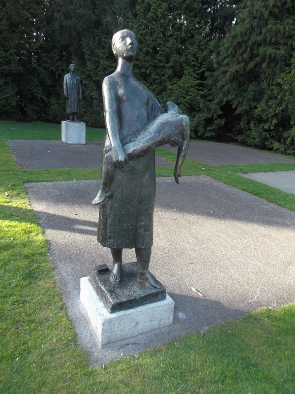 Volkspark Oorlogsmonument beeldengroep Mari Andriessen Bomslachtoffer.JPG