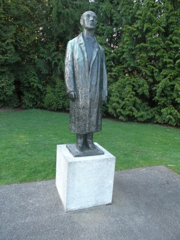 Volkspark Oorlogsmonument beeldengroep Mari Andriessen Gijzelaar.JPG