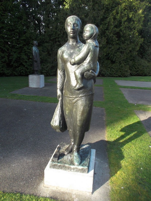 Volkspark Oorlogsmonument beeldengroep Mari Andriessen Joodse Vrouw met Kind.JPG