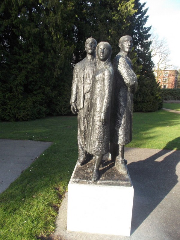 Volkspark Oorlogsmonument beeldengroep Mari Andriessen Ondergronds Verzet.JPG