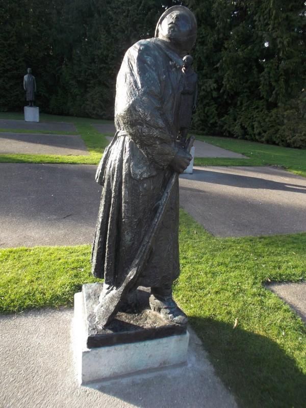 Volkspark Oorlogsmonument beeldengroep Mari Andriessen Soldaat.JPG