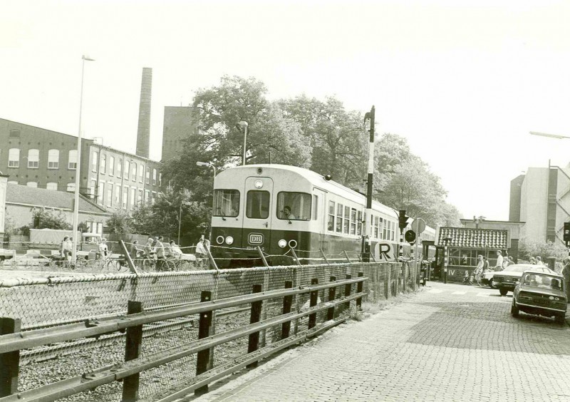 Parallelweg mei 1981 Spoorwegovergang Oldenzaalsestraat - Parallelweg met treinstel van de Deutsche Bundesbahn (DB).jpg