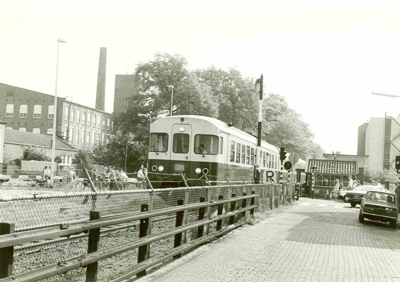 Parallelweg mei 1981 Spoorwegovergang Oldenzaalsestraat - Parallelweg met treinstel van de Deutsche Bundesbahn (DB).jpg