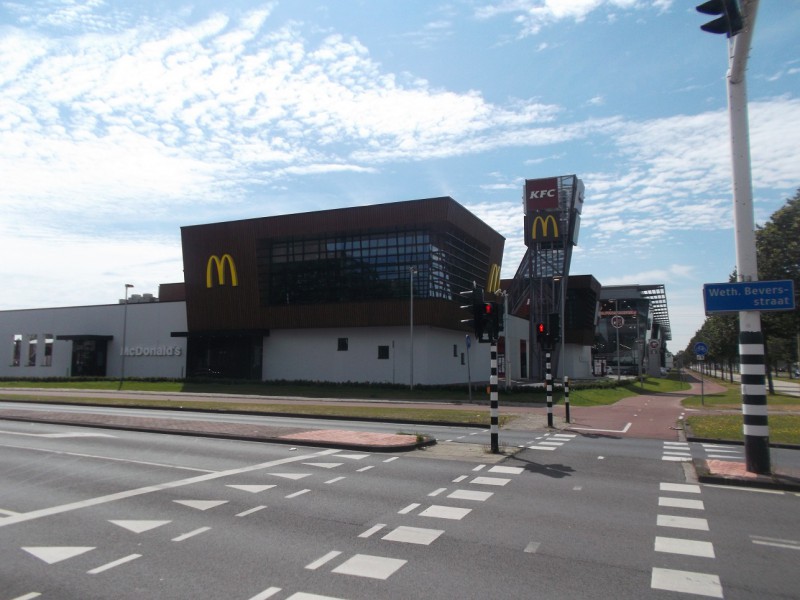 Zuiderval Foodcourt Mc Donalds en KFC 3-7-2014.JPG