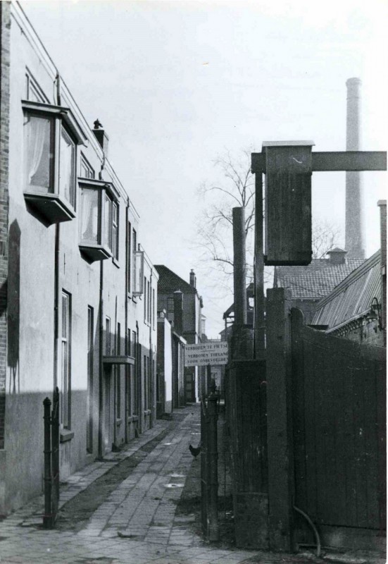 Kalanderstraat jan, 1944 Ingang steegje aan de Kalanderstraat..jpg