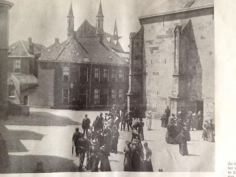 Markt achterkant Grote Kerk en op achtergrond St, Jacobuskerk ca, 1914.jpg