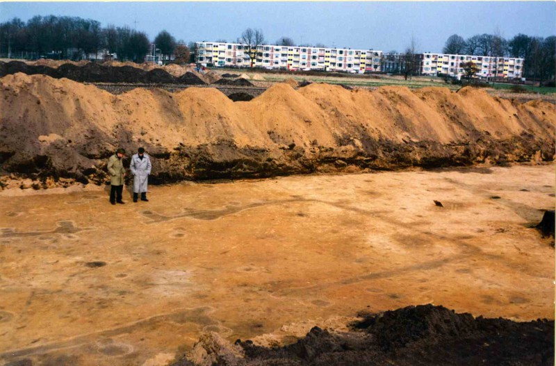 Zweringhoekweg 1992 Bewoningssporen uit de Ijzertijd. Op de achtergrond flats aan de Thomas de Keyserstraat.jpg