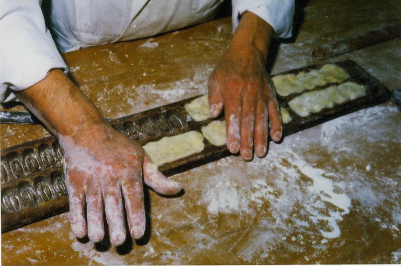 De Enschede verjaardagskrekkels worden met een speciale plank gevormd. Fotocollectie Nederlands Bakkerijmuseum..jpg