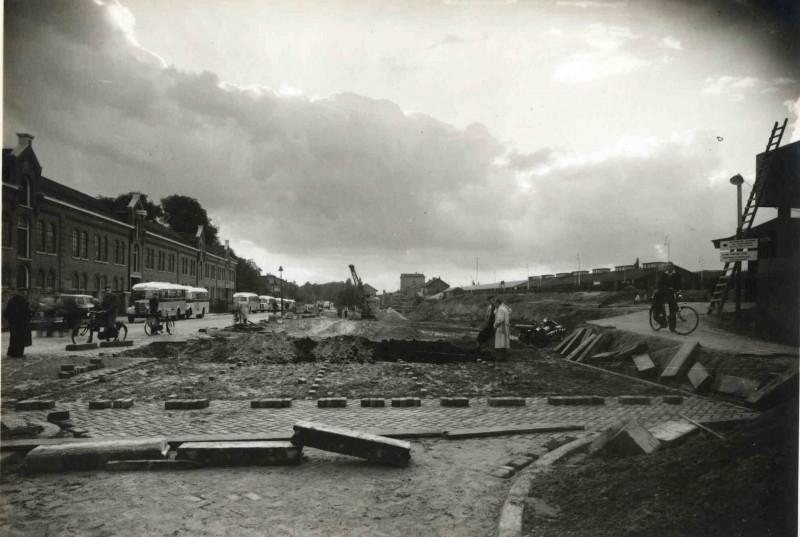 Stationsplein. Aanleg van de halteplaatsen voor bussen bij het station. 1950.jpg