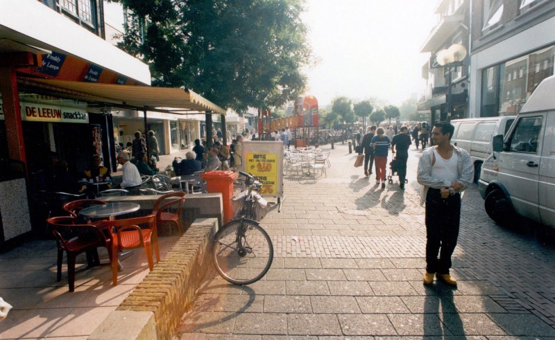 Kalanderstraat in de richting van het H.J. van Heekplein ter hoogte van Snackbar Freddy de Leeuw.jpg