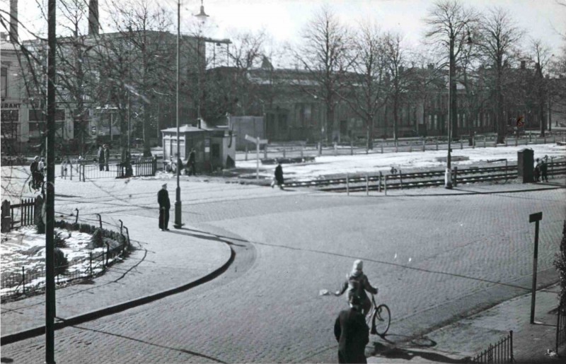 Hengelosestraat 1949 Vanaf de Molenstraat zicht op spoorwegovergang Hengelosestraat-Parkweg..jpg