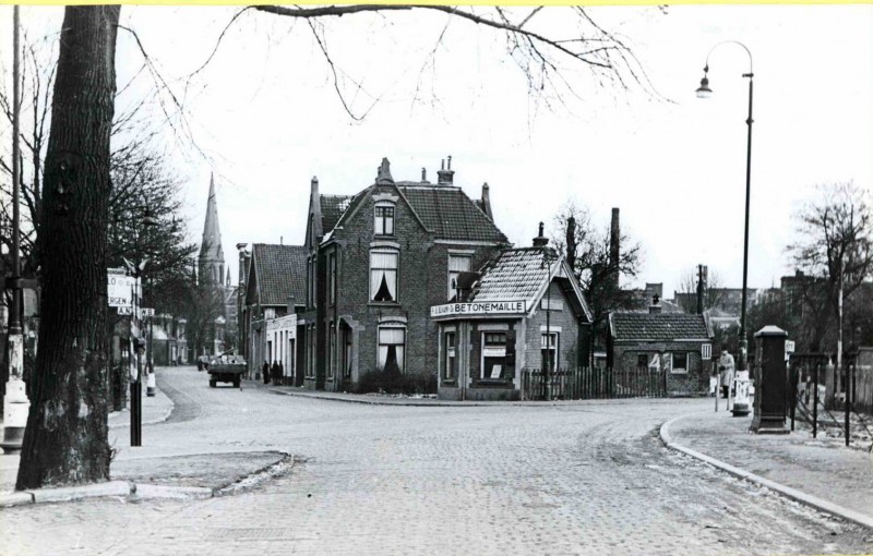 Molenstraat 1943 Kruising Hengelosestraat - Deurningerstraat - Molenstraat met spoorwegovergang en Blokhuisje 47.jpg