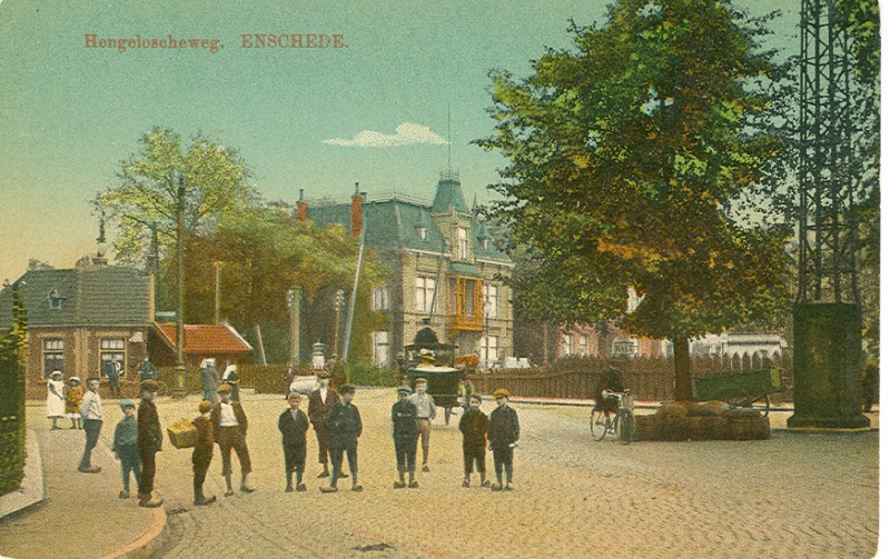 Hengeloseweg later Hengelosestraat 1910 Vanaf Deurningerstraat richting spoorwegovergang Villa Kleiboer.jpg